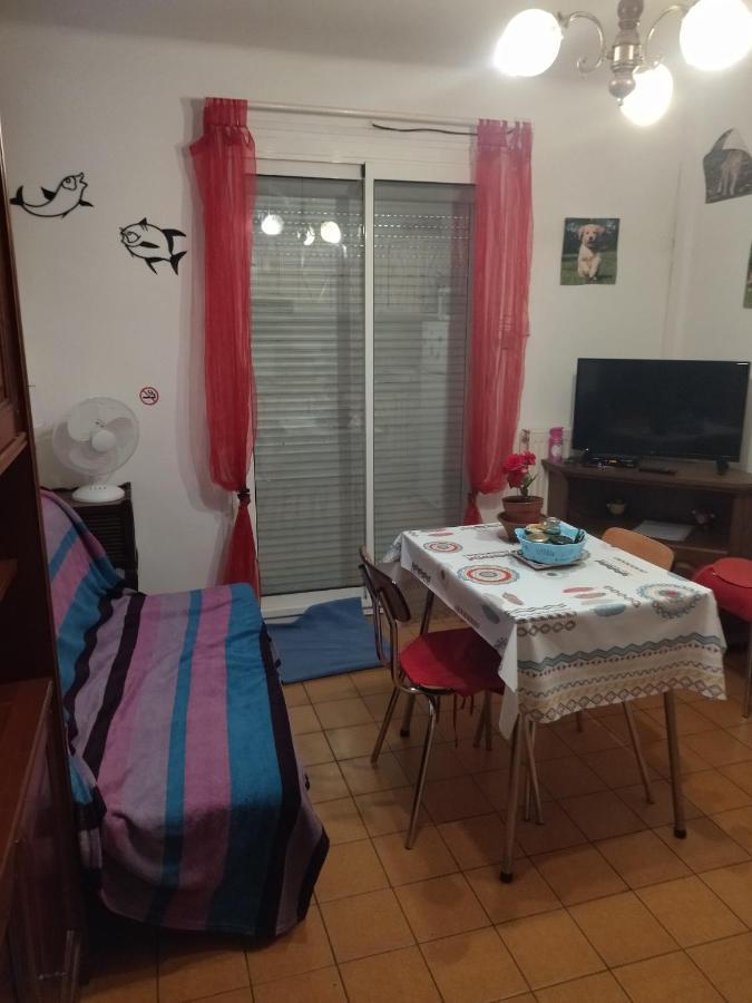 F1 Chambre Et Cuisine Reynes Bagian luar foto