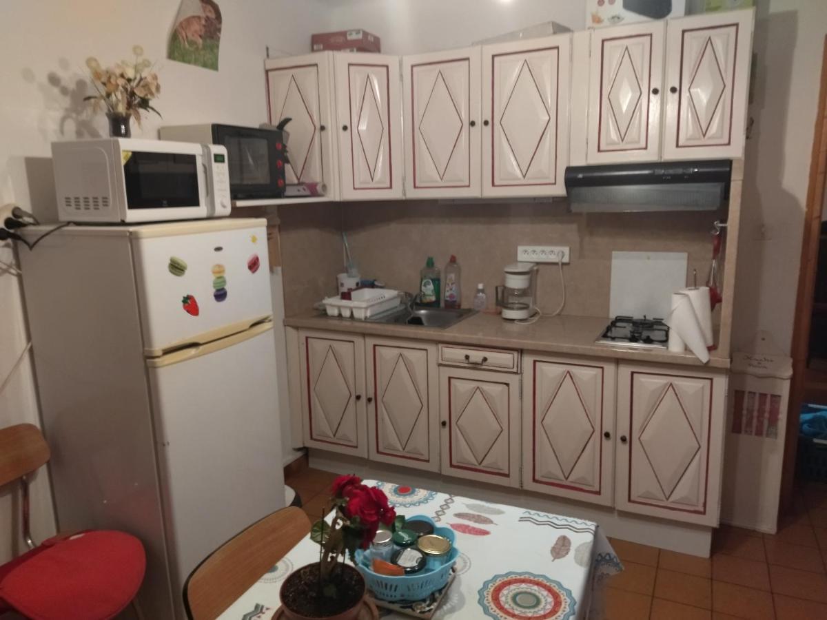F1 Chambre Et Cuisine Reynes Bagian luar foto